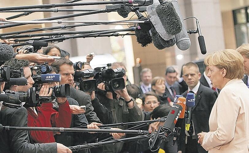 Sie genießt den Auftritt auf der Brüsseler Bühne: Angela Merkel erläutert den Gipfelkompromiss.