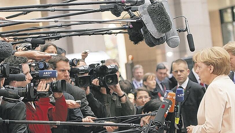 Sie genießt den Auftritt auf der Brüsseler Bühne: Angela Merkel erläutert den Gipfelkompromiss. Sie genießt den Auftritt auf der Brüsseler Bühne: Angela Merkel erläutert den Gipfelkompromiss.