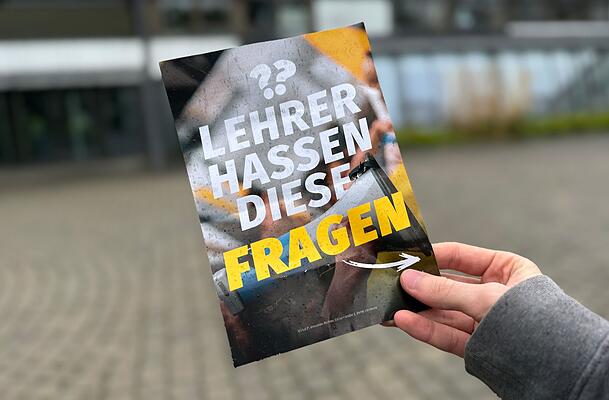 An zahlreichen Schulen in München tauchten diese rassistischen Flugblätter von Rechtsextremen auf. An zahlreichen Schulen in München tauchten diese rassistischen Flugblätter von Rechtsextremen auf.
