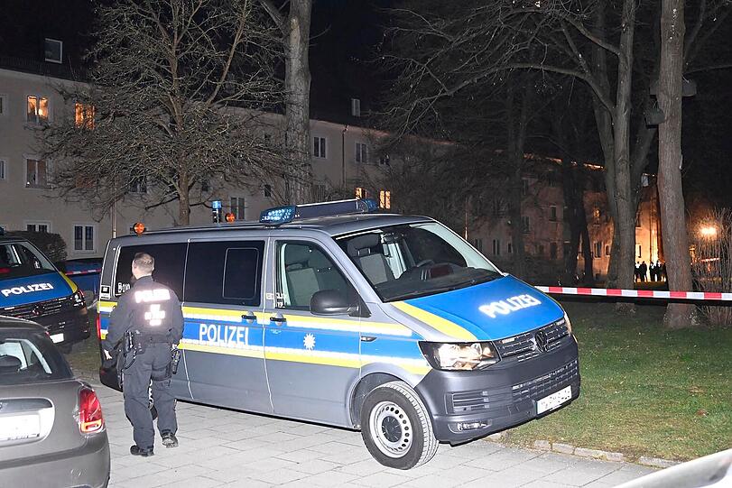 Bei einer Absuche im Nahbereich nahmen Beamte einen m&auml;nnlichen Verd&auml;chtigen vorl&auml;ufig fest. "Es wird derzeit kein weiterer Tatverd&auml;chtiger gesucht", so der Sprecher.