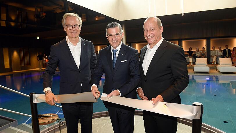 Bei der Eröffnung des neuen Spa-Bereichs im Althoff Seehotel Überfahrt (von links): Frank Marrenbach (CEO Althoff Hotels), Vincent Ludwig (Direktor Althoff Seehotel Überfahrt) und Maximilian Gutsche. Bei der Eröffnung des neuen Spa-Bereichs im Althoff Seehotel Überfahrt (von links): Frank Marrenbach (CEO Althoff Hotels), Vincent Ludwig (Direktor Althoff Seehotel Überfahrt) und Maximilian Gutsche.