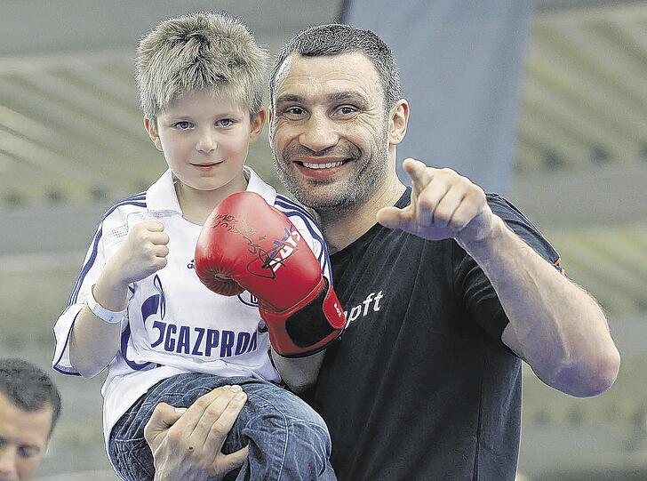 Hat ein großes Herz für Kinder: Box-Weltmeister Vitali Klitschko (hier mit Fan Dominik) erhält das Bundesverdienstkreuz.