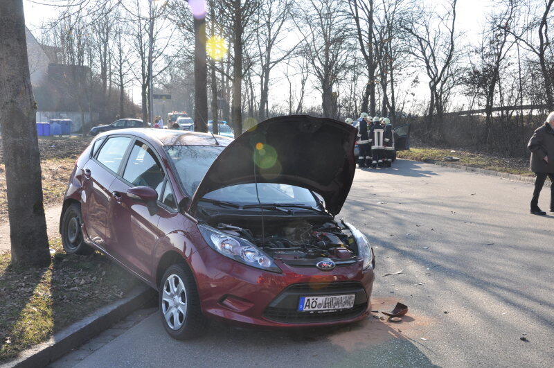 Altötting Gegen 15 Uhr erreignete sich auf der Untersbergstraße in Altötting ein Verkehrsunfall. Die Unfallstelle befand sich in einer Kurve. Es wurden zwei Personen leicht verletzt. Laut Polizei sollen beide Fahrzeugführer im Kurvenbereich zu weit in der Mitte gefahren sein.