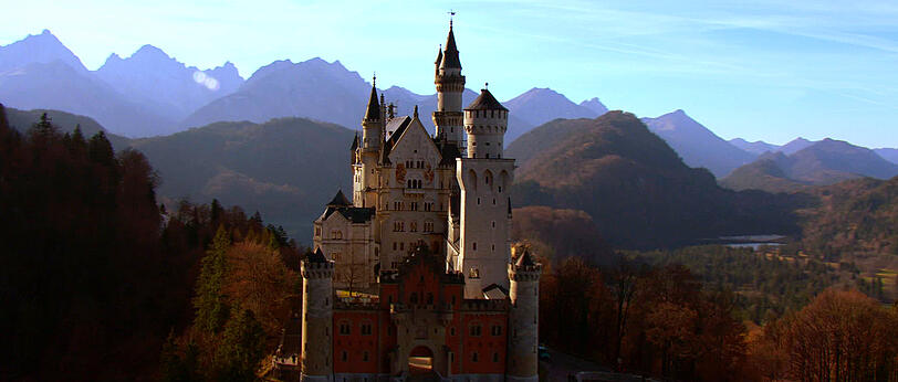 Hier gibt's noch ein paar Filmszenen von "Bavaria - Traumreise durch Bayern": Eine Luftaufnahme vom Schloss Neuschwanstein...