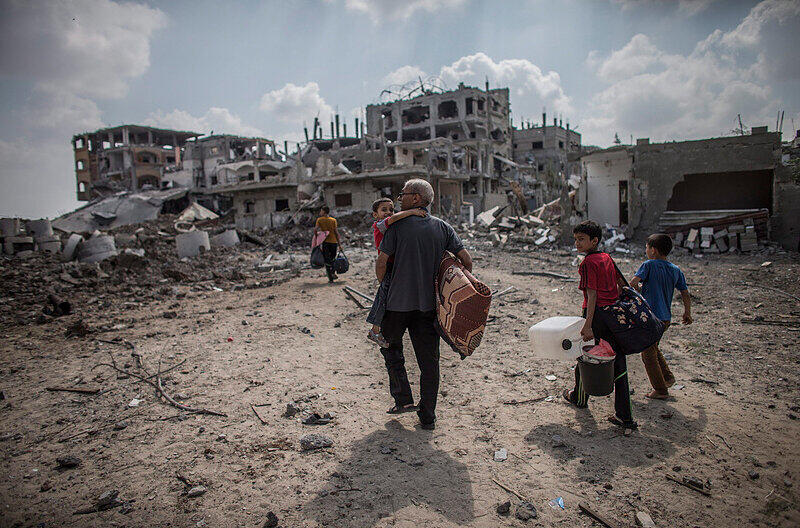 Durchatmen im Gazastreifen: Ein Vater ist mit seinen Söhnen im zerstörten Beit Hanun im nördlichen Gazastreifen unterwegs. Wie lange hält die Feuerpause?