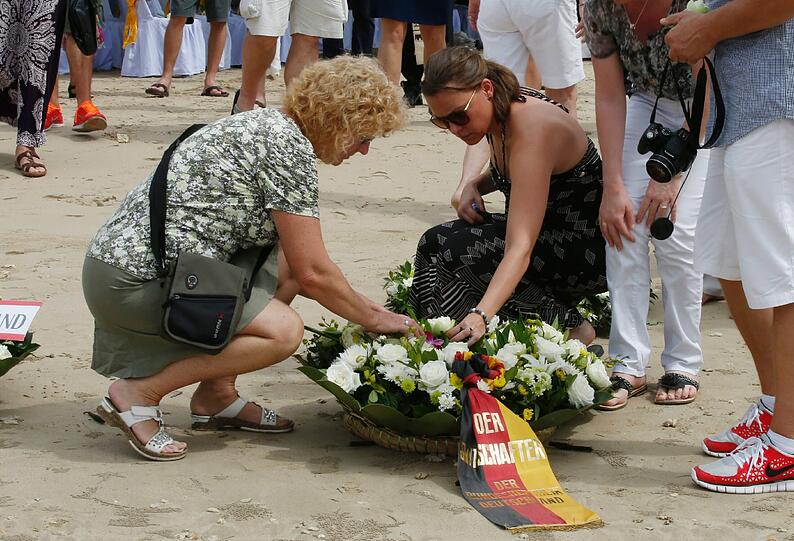 Zehn Jahre später gedenken Angehörige der Tsunami-Opfer in Indonesien