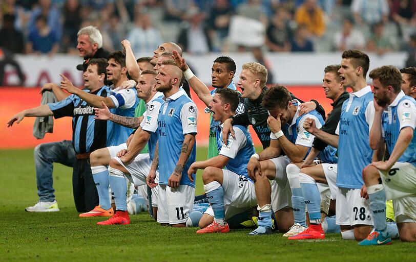 Am Ende mussten die Löwen in die Nordkurve - und auf die Knie.