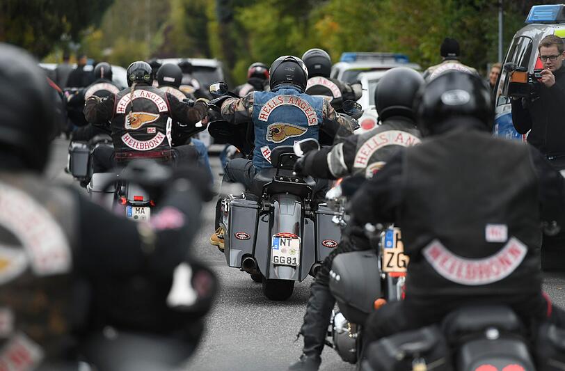 Hells Angels und Mitglieder befreundeter Rockergruppen aus mehreren Ländern bei der Beerdigung des  erschossenen Hells Angels-Chefs von Gießen, Aygün Mucuk.