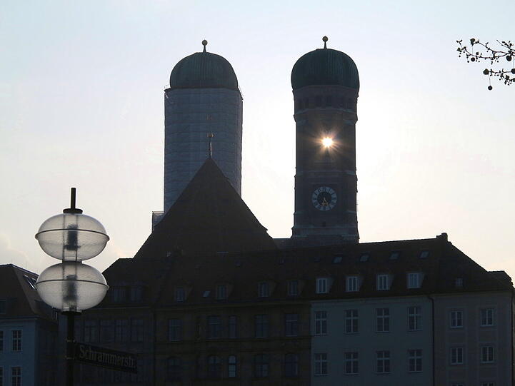 Die Sonne scheint mit letzter Kraft durch ein Loch in der Frauenkirche.
