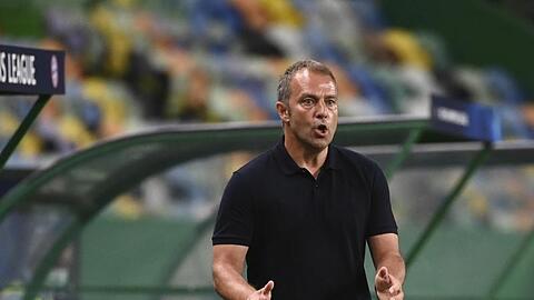 Bayerns Trainer Hans-Dieter Flick gibt seinen Spielern Anweisungen.