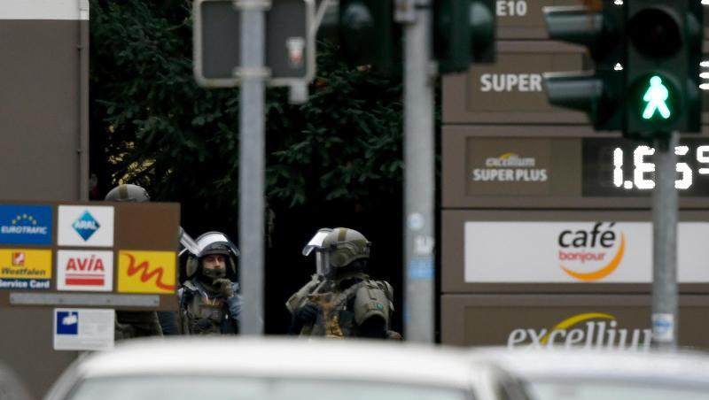 Schwer bewaffnete Polizisten stehen an einer Tankstelle im Bochumer Stadtteil Langendreer. Schwer bewaffnete Polizisten stehen an einer Tankstelle im Bochumer Stadtteil Langendreer.