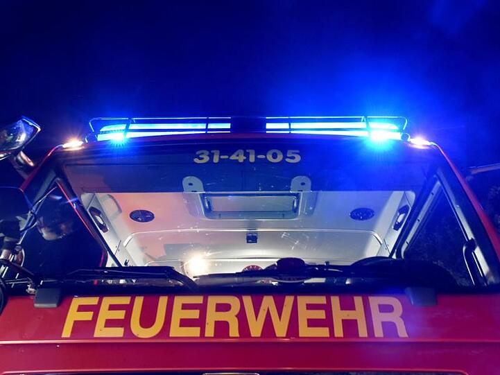 Feuerwehr-Löschfahrzeug mit Blaulicht. Foto: Carsten Rehder/Archiv