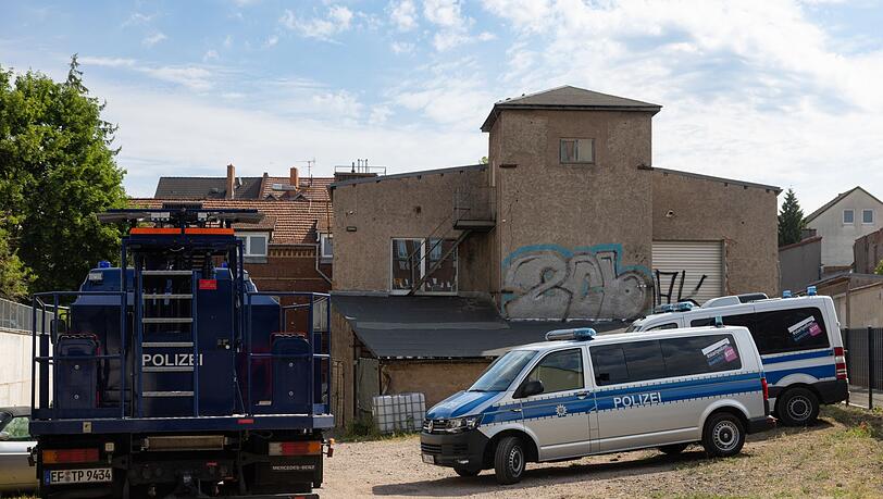 Mit einem Großaufgebot hat die Polizei in Thüringen, Schleswig-Holstein und Berlin insgesamt 26 Wohn- und Geschäftsräume durchsucht.