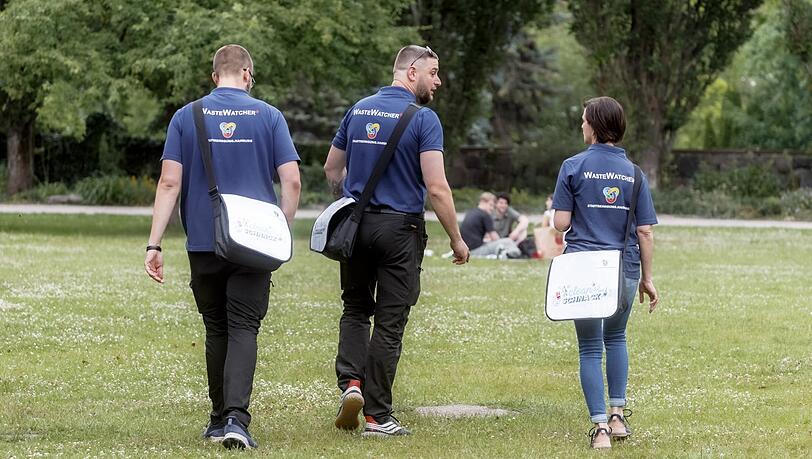 So könnte das bald auch an der Isar aussehen: Sogenannte "Wastewatcher" der Stadtreinigung Hamburg sprechen Parkbesucher an. Sie verteilen Mülltüten und Taschenaschenbecher. Bei Verstößen dürfen sie sogar Bußgelder verhängen.