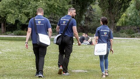 So könnte das bald auch an der Isar aussehen: Sogenannte "Wastewatcher" der Stadtreinigung Hamburg sprechen Parkbesucher an. Sie verteilen Mülltüten und Taschenaschenbecher. Bei Verstößen dürfen sie sogar Bußgelder verhängen.