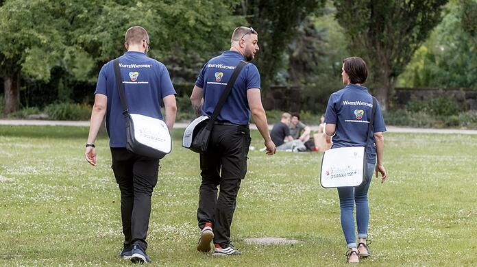 So könnte das bald auch an der Isar aussehen: Sogenannte "Wastewatcher" der Stadtreinigung Hamburg sprechen Parkbesucher an. Sie verteilen Mülltüten und Taschenaschenbecher. Bei Verstößen dürfen sie sogar Bußgelder verhängen.