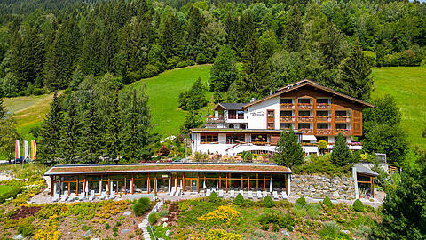 Ihr Urlaub in Bad Kleinkirchheim führt Sie mitten hinein in eine Kulisse aus blühenden Wiesen, bezaubernden Gipfeln, sanft plätschernden Bächen, idyllischen Alpenseen und authentischem, rustikalem Flair.