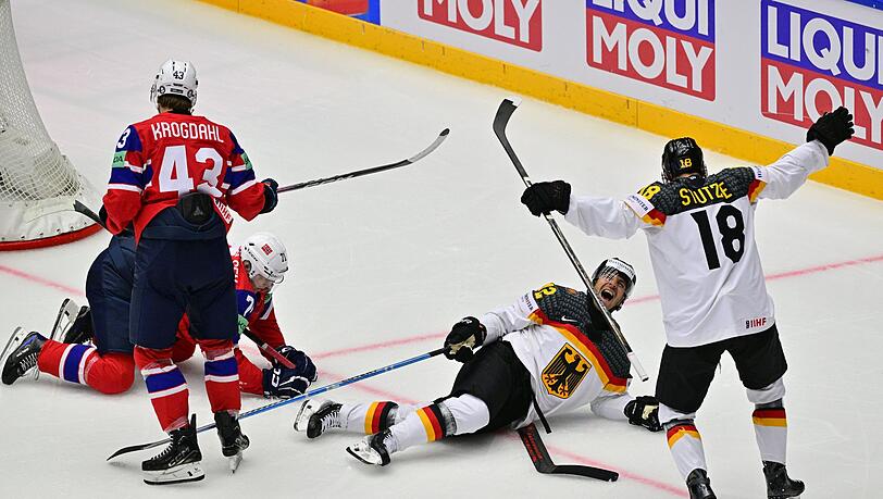 NHL-Star Tim Stützle jubelt über seine ersten WM-Punkte.