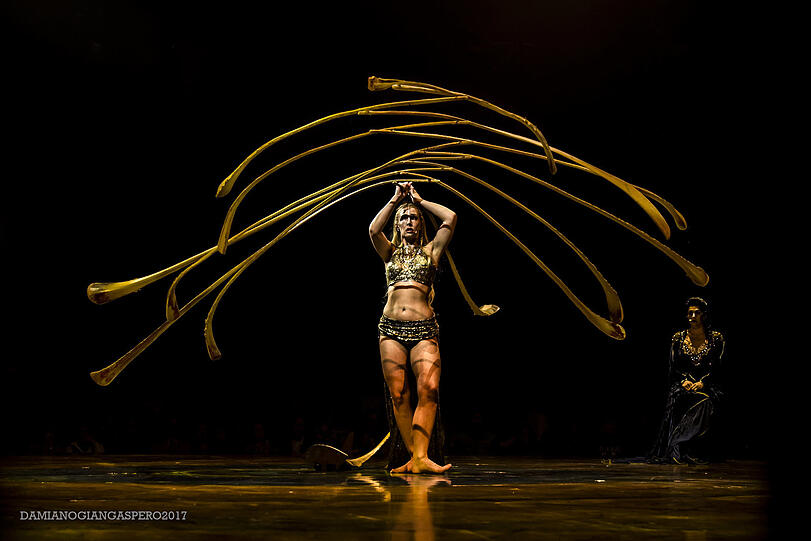 Lara Jacobs Rigolo formt aus 13 Palmblatt-Rispen ein riesiges Mobile.