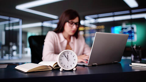 Nicht mehr acht Stunden pro Tag, sondern auch mehr arbeiten, das soll das Gesetz bald erlauben.