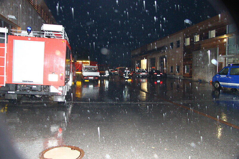 Land unter im Landkreis Rosenheim. Die Bilder von den Aufräumarbeiten in Riedering.