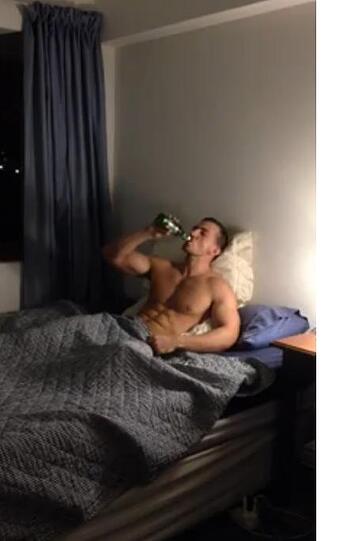 Dieser User trinkt sein Bier im Bett und filmt sich dabei.