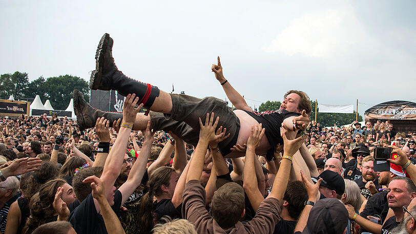 Das Wacken-Festival ist eröffnet. Die Bilder von Bier, Matsch und Fans.