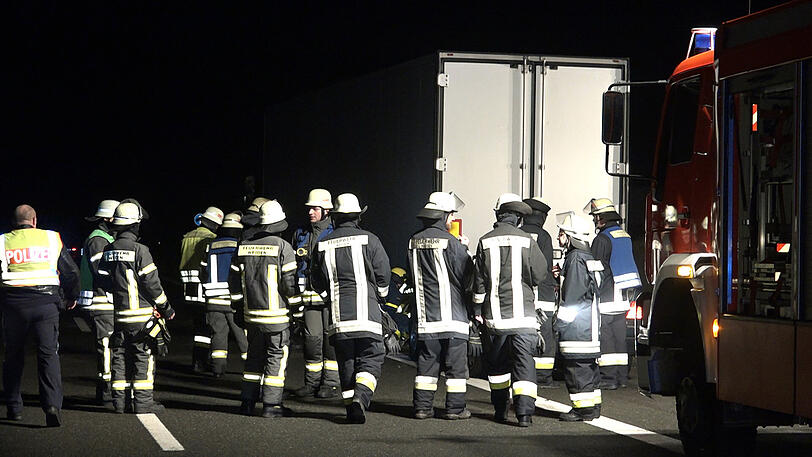 Das Ehepaar im Auto kam mit schwersten Verletzungen ins Krankenhaus. Der Lkw-Fahrer wurde zum Helden, weil er nach dem Unfall sofort das brennende Auto löschte. Die Bilder von der Unfallstelle.