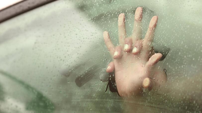 Zärtlichkeiten in einem fremden Auto, führen nur zu Problemen, wie ein junges Paar feststellen musste. (Symbolbild)