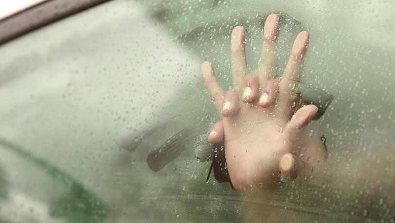 Zärtlichkeiten in einem fremden Auto, führen nur zu Problemen, wie ein junges Paar feststellen musste. (Symbolbild) Zärtlichkeiten in einem fremden Auto, führen nur zu Problemen, wie ein junges Paar feststellen musste. (Symbolbild)