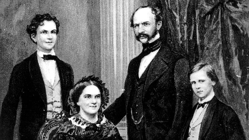 Ludwig mit seiner Mutter Marie, Vater Maximilian und seinem jüngeren Bruder Otto.