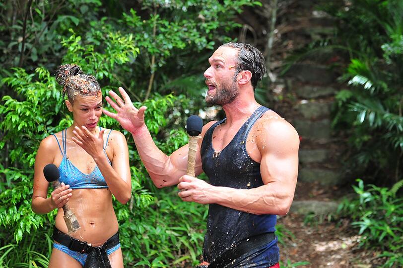 Gisele holt vier Sterne, während Bastian keine einzige Essensration greifen kann.