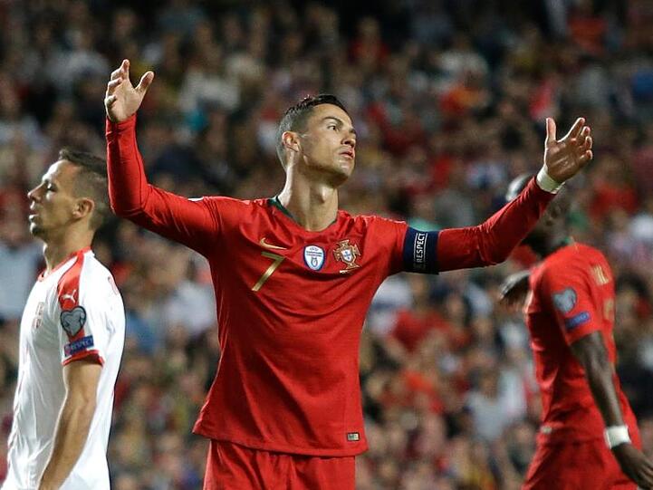 Portugals Cristiano Ronaldo hadert mit dem Verlauf des Spiels gegen Serbien.