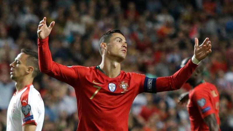 Portugals Cristiano Ronaldo hadert mit dem Verlauf des Spiels gegen Serbien. Portugals Cristiano Ronaldo hadert mit dem Verlauf des Spiels gegen Serbien.