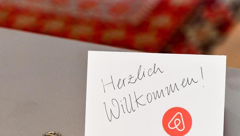 Ein Schlüssel mit einem Airbnb-Anhäger und eine Herzlich-Willkommen-Karte in der Wohnung eines Airbnb-Gastgebers. Ein Schlüssel mit einem Airbnb-Anhäger und eine Herzlich-Willkommen-Karte in der Wohnung eines Airbnb-Gastgebers.