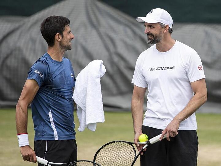 Bekommt wegen der umstrittenen Adria-Tour Rückendeckung von Goran Ivanisevic (r): Novak Djokovic.