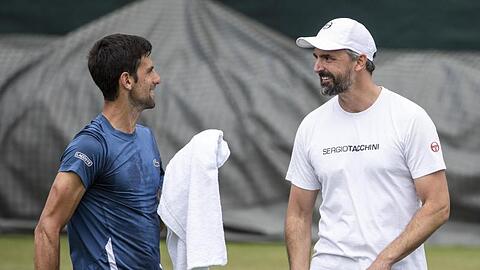Bekommt wegen der umstrittenen Adria-Tour Rückendeckung von Goran Ivanisevic (r): Novak Djokovic.