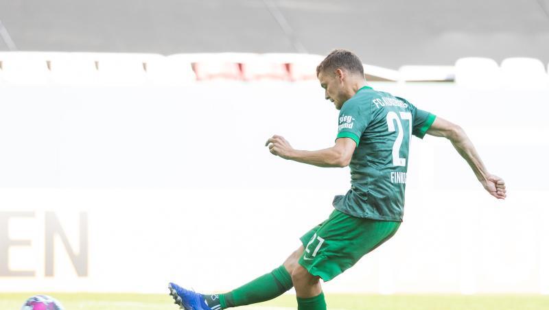 Augsburgs Alfred Finnbogason in Aktion.