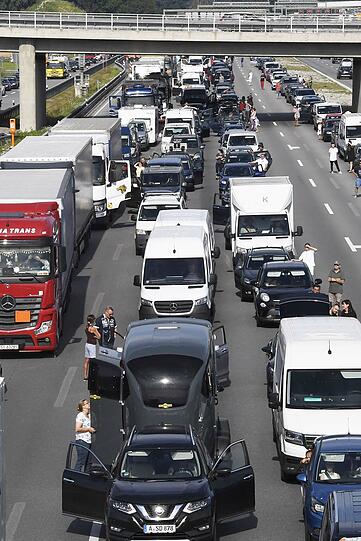Die Richtungsfahrbahn Salzburg musste für über eine Stunde komplett gesperrt werden.