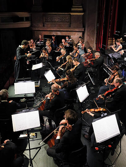 Rubén Dubrovsky und das Orchester des Staatstheaters am Gärtnerplatz.