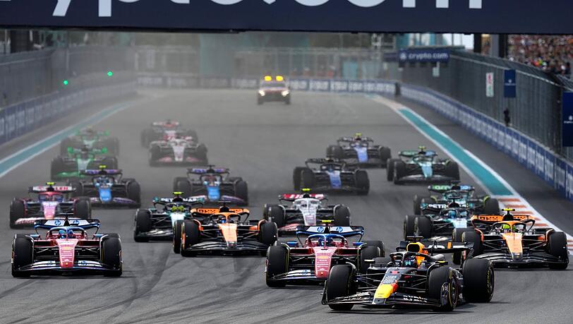 Fahrer lenken ihre Autos während des Formel-Eins-Grand-Prix von Miami in Miami Gardens.