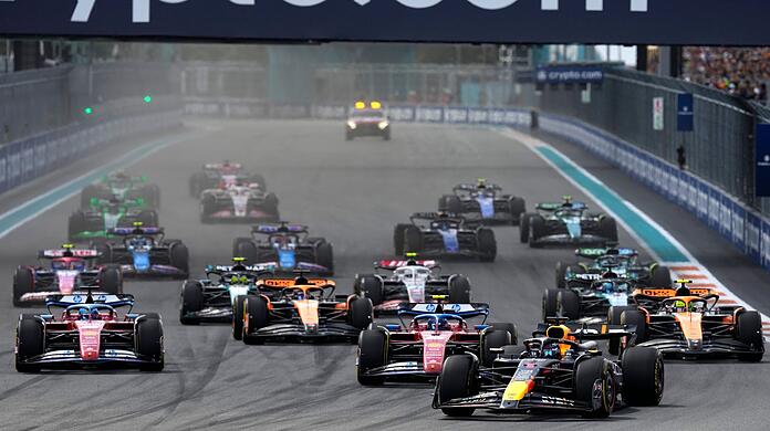 Fahrer lenken ihre Autos während des Formel-Eins-Grand-Prix von Miami in Miami Gardens.