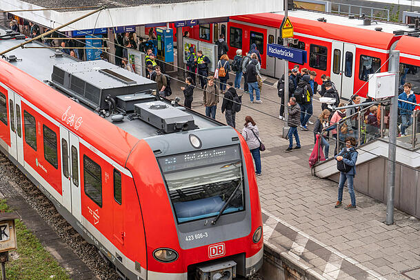Sanitäter sind etwa an der S-Bahn-Station Hackerbrücke aktiv. Sanitäter sind etwa an der S-Bahn-Station Hackerbrücke aktiv.