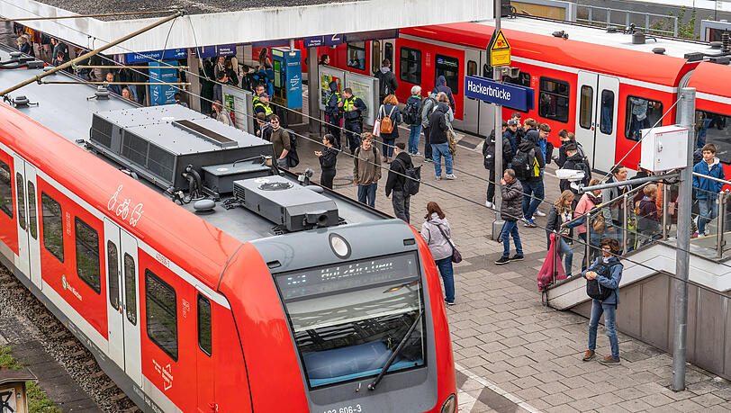 Ein Mann ist ins Gleisbett an der S-Bahn-Station Hackerbrücke gestürzt. (Archivbild)