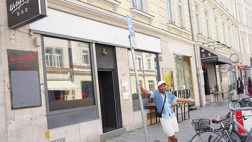 Hier könnte doch ein Schanigarten sein! Simon Pearce ist fassungslos, dass die Stadt Radständer direkt vor dem Easy Tiger platziert hat. Hier könnte doch ein Schanigarten sein! Simon Pearce ist fassungslos, dass die Stadt Radständer direkt vor dem Easy Tiger platziert hat.