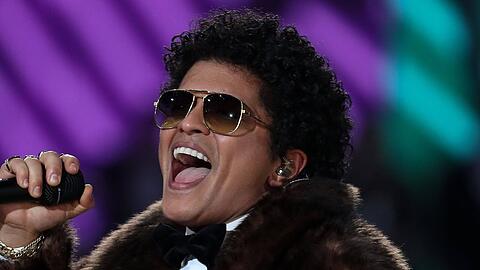 Bruno Mars tritt bei den Grammys auf.