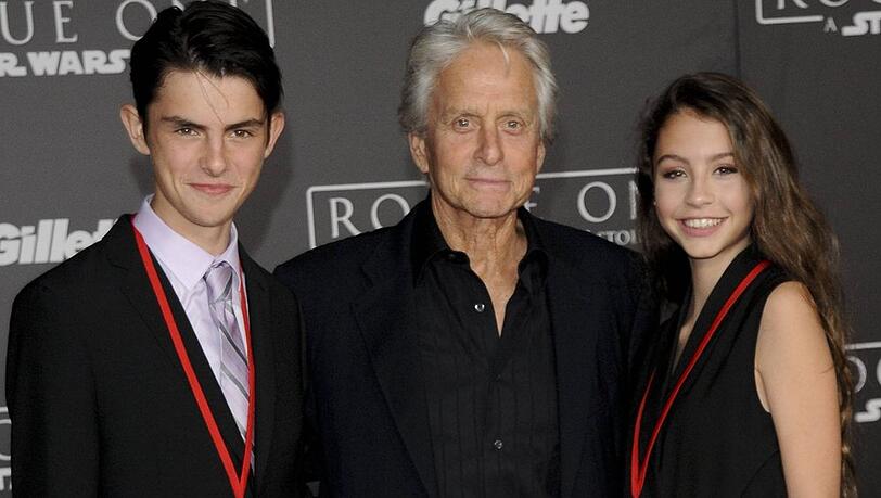 Michael Douglas mit Sohn Dylan und Tochter Carys bei einem gemeinsamen Auftritt. Michael Douglas mit Sohn Dylan und Tochter Carys bei einem gemeinsamen Auftritt.