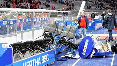 Eine Schneise der Verwüstung zogen die Randalierer im Berliner Olympiastadion. Eine Schneise der Verwüstung zogen die Randalierer im Berliner Olympiastadion.