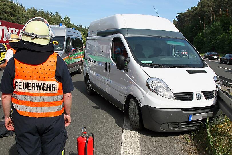 Der Mercedes Sprinter-Fahrer brach tot am Steuer zusammen. Ein Lkw-Fahrer erkannte die Situation und schob ihn in die Leitplanke.