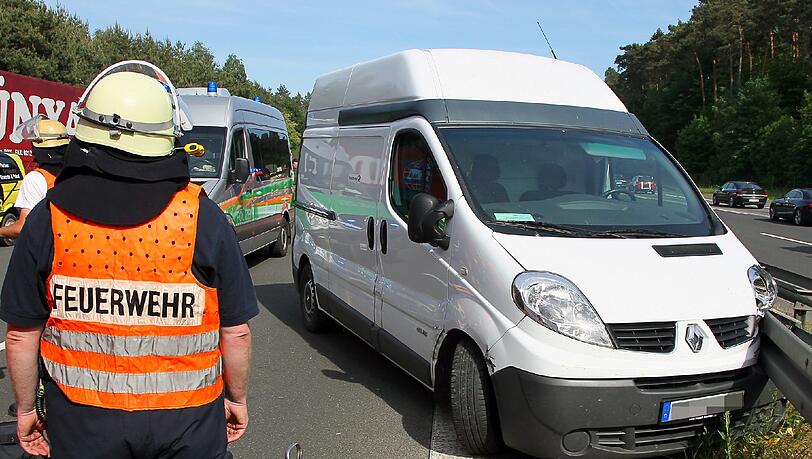 Der Mercedes Sprinter-Fahrer brach tot am Steuer zusammen. Ein Lkw-Fahrer erkannte die Situation und schob ihn in die Leitplanke. Der Mercedes Sprinter-Fahrer brach tot am Steuer zusammen. Ein Lkw-Fahrer erkannte die Situation und schob ihn in die Leitplanke.